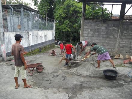 Kerja Bakti Pengecoran Jalan RT 07 Pedukuhan Janten 