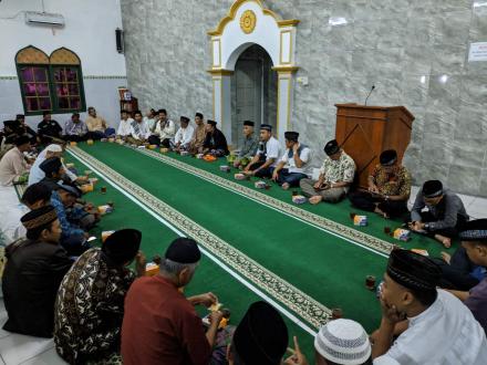 Kegiatan Tarawih Keliling PemDes Ngestiharjo di Masjid Babul Choir Sonosewu 