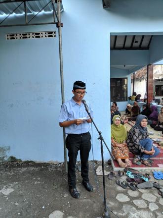 Carik Desa Ngestiharjo Dedy Ridwanmas Takziyah ke rumah duka Bp. Doso Nugroho di Sumberan RT12
