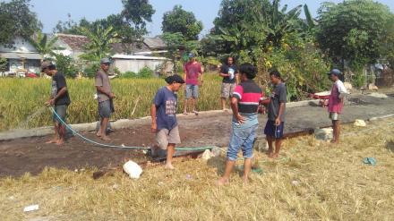 Kerja Bakti Pengerasan Jalan di RT07 Nitipuran Pedukuhan VI Sonosewu 