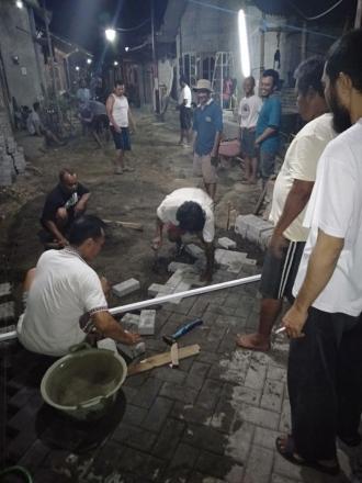 Giat Kerja Bakti Pemasangan Paving Block RT 09 Sidorejo 
