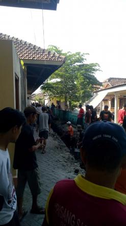 Kerjabakti Pembongkaran Saluran Air Hujan RT 05 dan RT 06 Soboman Pedukuhan Sonopakis Kidul 