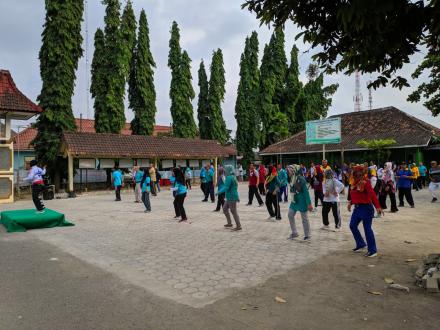 Senam Sehat Bersama Forkompincam di Puskesmas Kasihan II
