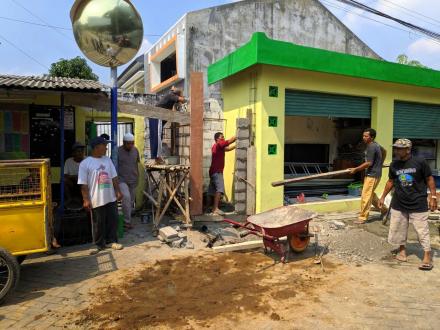 Kerja Bakti Pembuatan Toilet Pos Ronda RT09 dan Bersih Tempat Qurban 