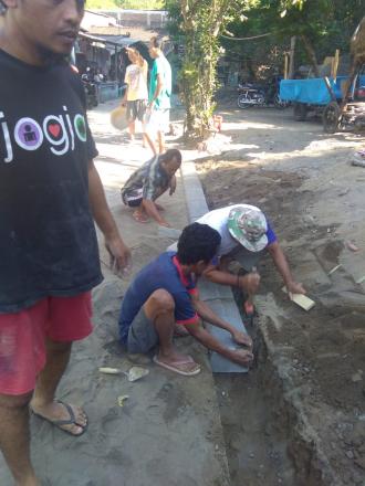 Kerja Bakti Pemasangan Paving Block di RT 09 Sidorejo 