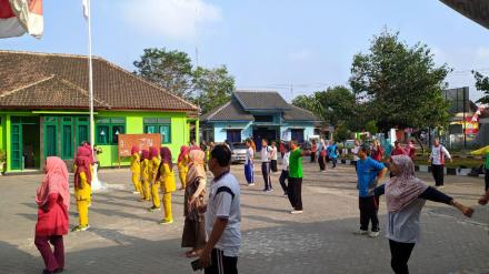 Senam Rutin Forkompincam di Halaman Kecamatan Kasihan