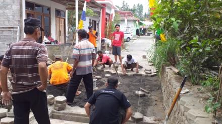 Kerja Bakti Renovasi Konblok Jalan RT 05 Onggobayan 