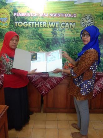 Penyerahan Simbolis Akte Kelahiran oleh Ketua TP PKK Desa Ngestiharjo 