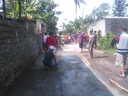 Gotong Royong Warga RT 02 Sonopakis Kidul 