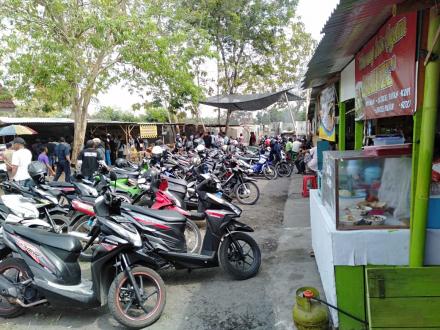 Suasana Pasar Pangestu Legi Ngestiharjo 