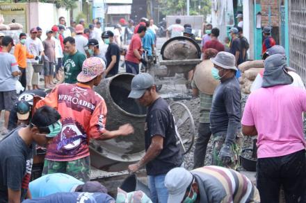 Kerja Bakti Cor Blok Sonopakis Lor 
