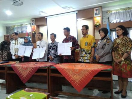  Sosialisasi dan Penandatanganan Perjanjian Kerja Sama Pemanfaatan NIK dan Data Kependudukan