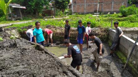 Kerja Bakti Pembuatan Kolam Ikan SUMBERAN 