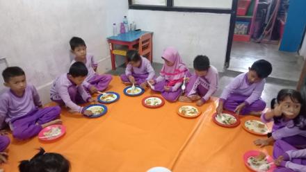 Makan Bersama Siswa TK Pertiwi 40 Janten 