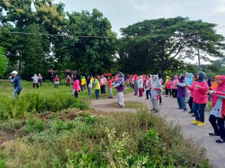 Senam Sehat Warga Sidorejo Di Rawa Kalibayem
