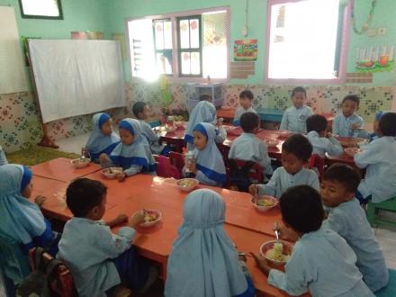 Pemberian Makanan Tambahan TK Pertiwi 42 Kadipiro 