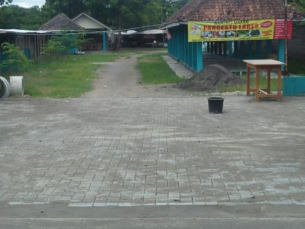 Pemasangan Paving Block di Pasar Pangestu Legi