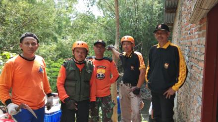 Pemasangan Terpal Di Tebing Sungai Winongo, Gumuk Indah