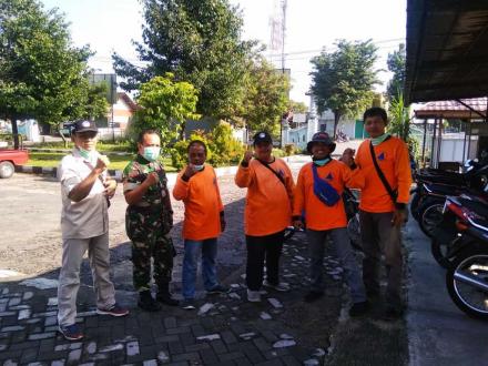 FPRB Desa Ngestiharjo lakukan penyemprotan di Area Kantor Camat Kasihan