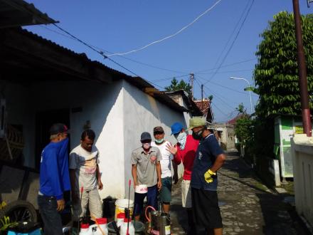 Penyemprotan Disinfektan Mandiri Warga RT01 Pedukuhan Soragan 