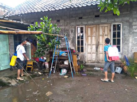 Penyemprotan Disinfektan mandiri Warga Sidorejo