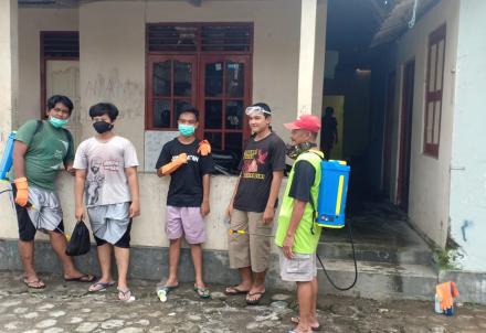 Penyemprotan Mandiri Disinfektan Warga Pedukuhan Jomegatan