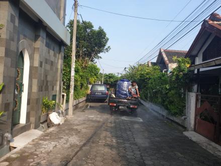 Penyemprotan Mandiri Disinfektan Warga Soragan di kawasan tempat ibadah