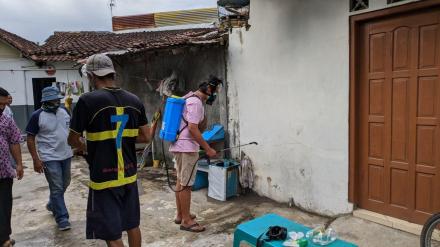 Penyemprotan Mandiri Disinfektan Warga Soragan