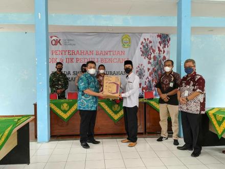 Penyerahan Bantuan OJK dan IJK Peduli Bencana