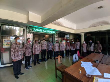 Menyanyikan Lagu Indonesia Raya