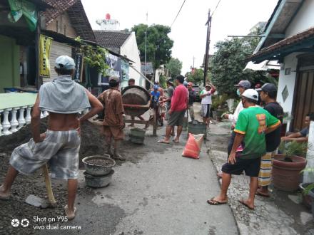 Kerja Bakti Pengecoran Jalan di Sonopakis Lor