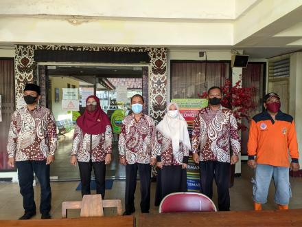 Menyanyikan Lagu Indonesia Raya