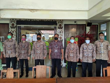 Menyanyikan Lagu Indonesia Raya