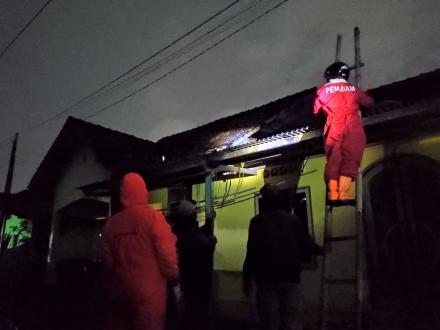 Penanganan Sarang Tawon oleh FPRB Punokawan