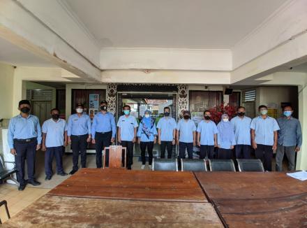 Menyanyikan Lagu Kebangsaan Indonesia Raya