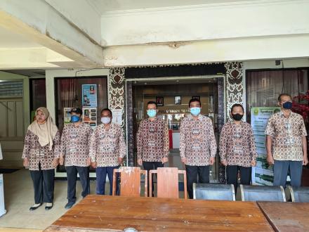 Menyanyikan Lagu Indonesia Raya