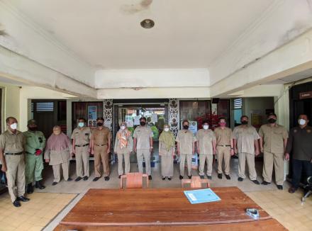 Menyanyikan Lagu Kebangsaan Indonesia Raya 