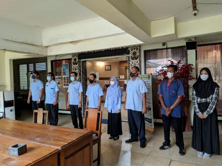 Menyanyikan Lagu Indonesia Raya