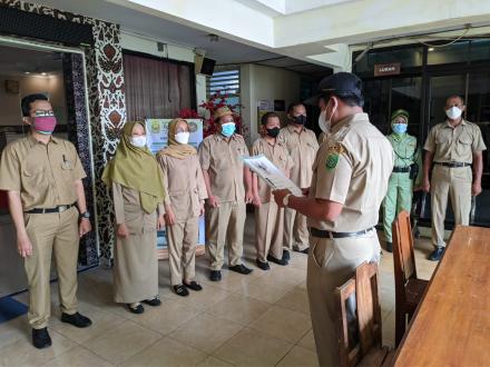 Menyanyikan Lagu Indonesia Raya