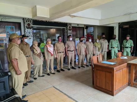 Menyanyikan Lagu Kebangsaan Indonesia Raya