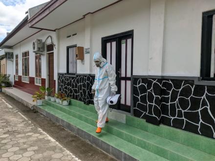 Fogging Sterilisasi Rumah Pasien Covid di Ngepreh, Tambak dan Sumberan