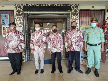 Menyanyikan Lagu Indonesia Raya