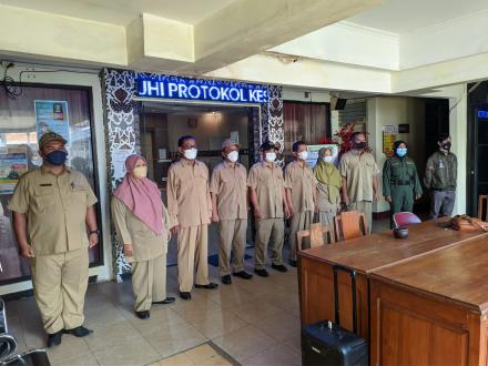 Menyanyikan Lagu Indonesia Raya