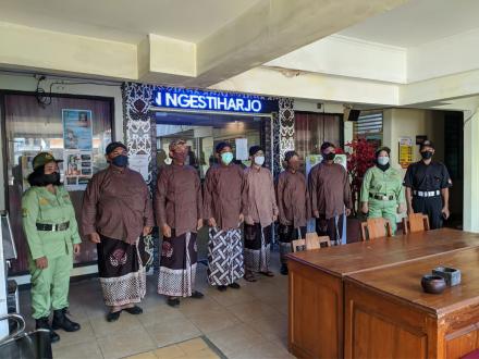 Kamis Pahing Menyanyikan Lagu Indonesia Raya