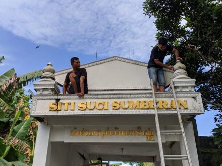 Warga Sumberan Adakan Pengecatan Pagar Makam Siti Suci SUmberan