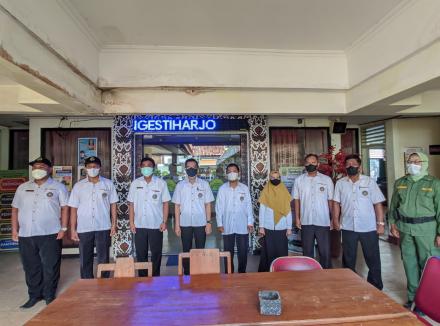 Menyanyikan Lagu Indonesia Raya