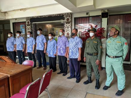 Menyanyikan Lagu Indonesia Raya