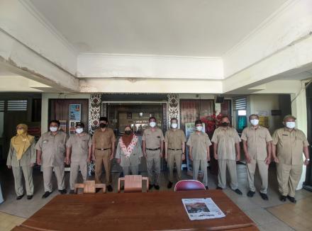 Menyanyikan Lagu Indonesia Raya