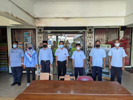 Menyanyikan Lagu Indonesia Raya