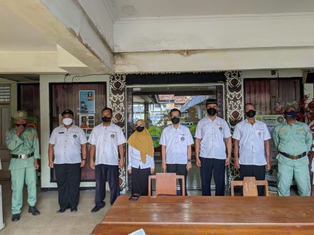 Menyanyikan Lagu Indonesia Raya